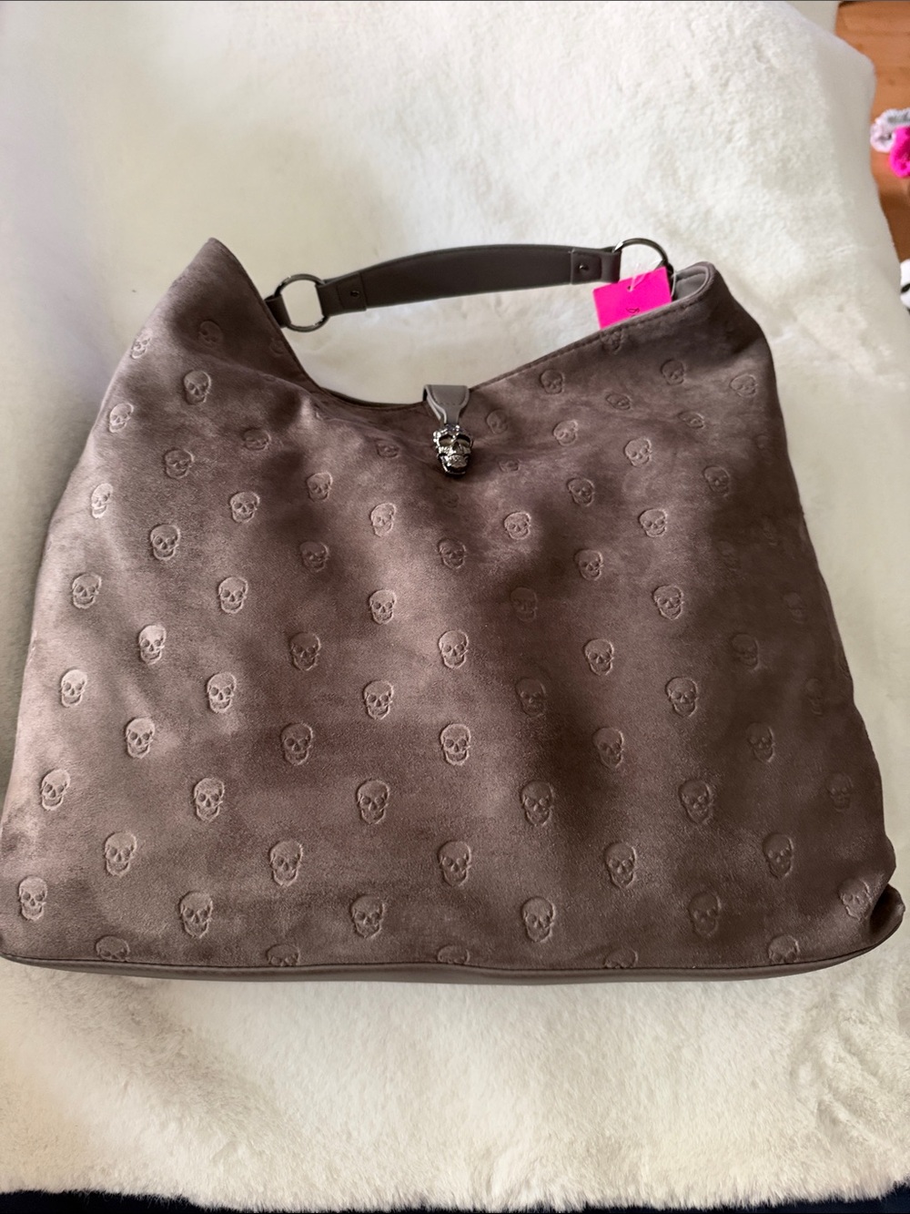 Betsey Johnson
Betsey Johnson Xotelly Skull Hobo
Bag Grey Faux Suede Pouch
